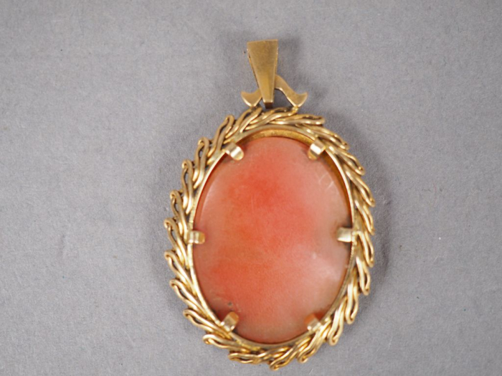 Pendentif orné d'un camée figurant une jeune femme de profil.  Monture