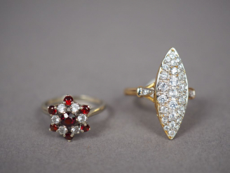 Vente aux enchères Bague marguerite en or blanc, ornée de pierres fantaisies.  TDD. 49 1/