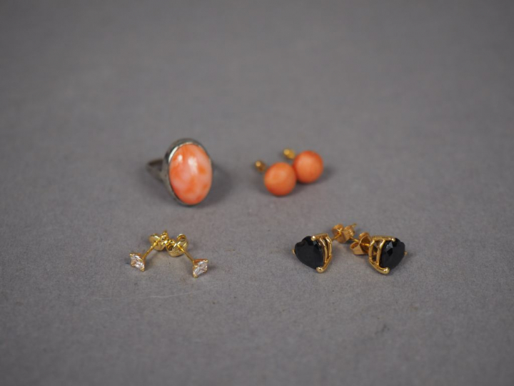 Lot comprenant :  - Paire de perces oreilles en or et pierre à l'imita