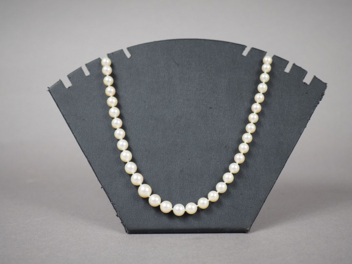 Collier de perles de culture disposées en chute.