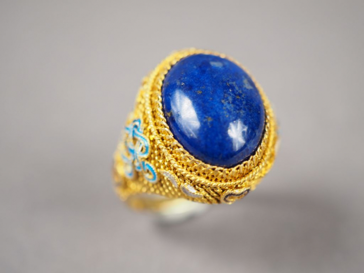 Parure en métal doré, émail et lapis lazuli en cabochon. Comprenant : 