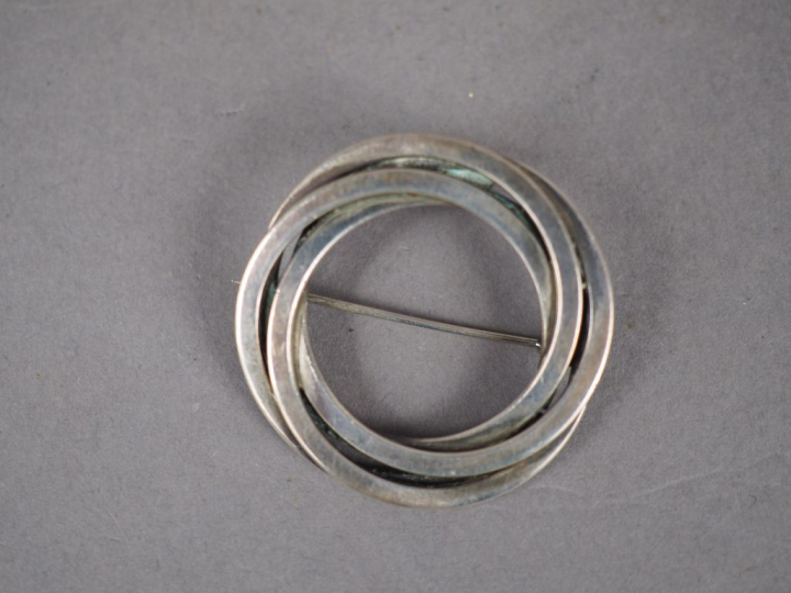 Broche en argent étranger formée de cercles entremêlés.  Poids. 8,30 g