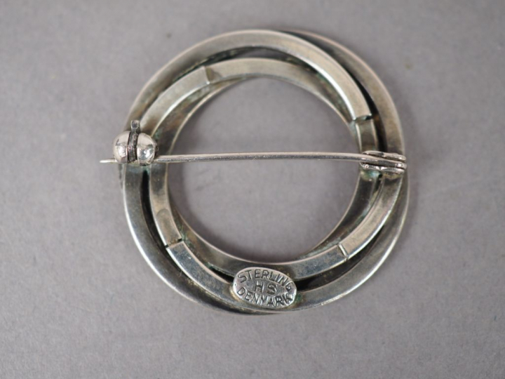 Broche en argent étranger formée de cercles entremêlés.  Poids. 8,30 g
