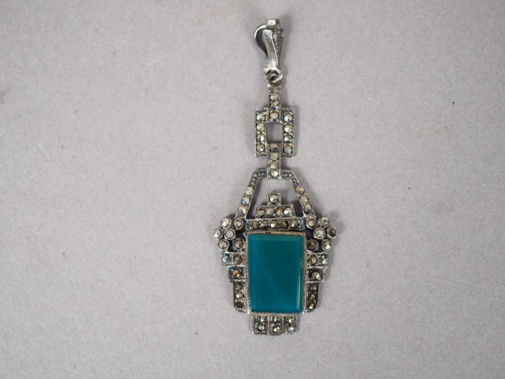 Pendentif de style Art déco en argent, orné de zirconiums et d'une pie