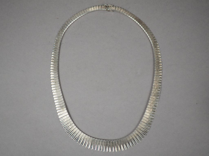 Collier articulé en argent.  Poids. 43 g