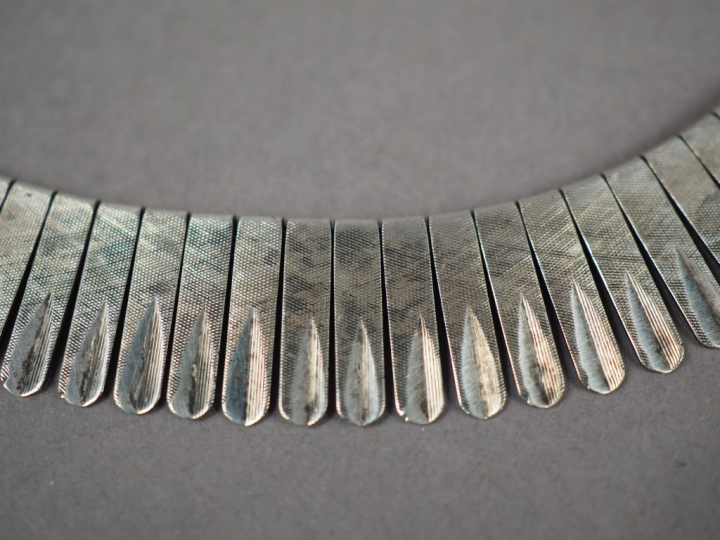 Collier articulé en argent.  Poids. 43 g