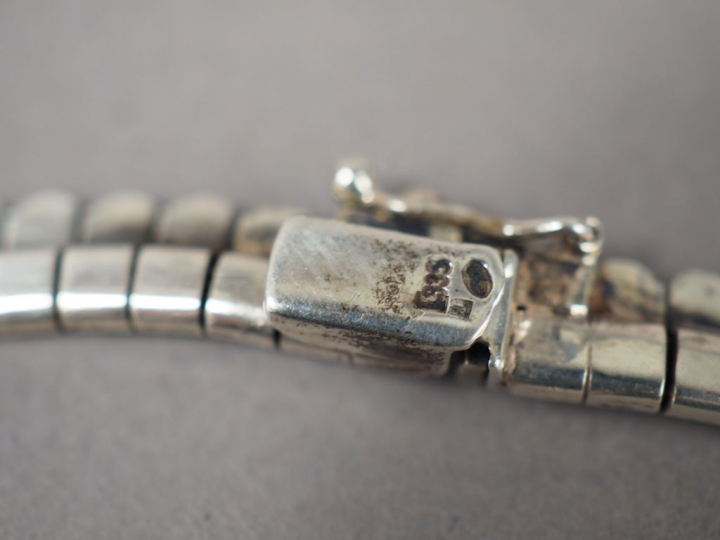 Collier articulé en argent.  Poids. 43 g
