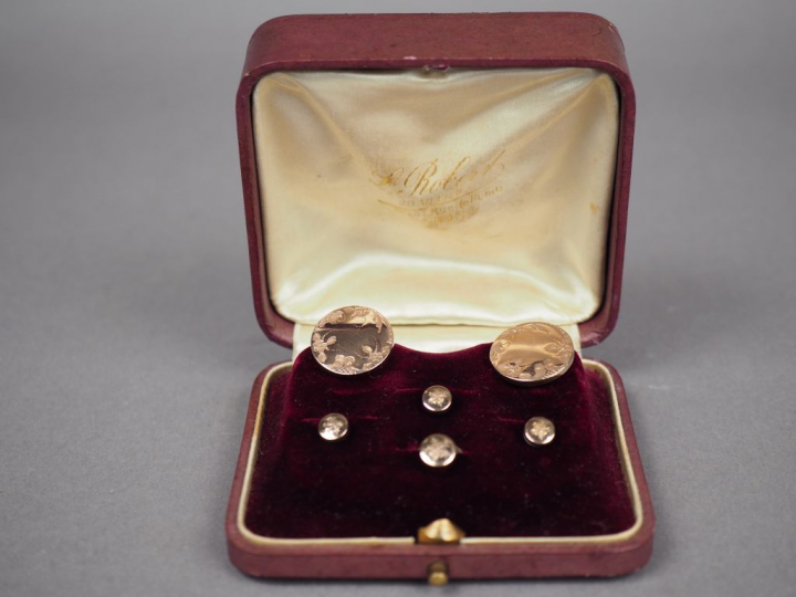 Dans leur écrin, boutons de manchette et de plastron Napoléon III en v