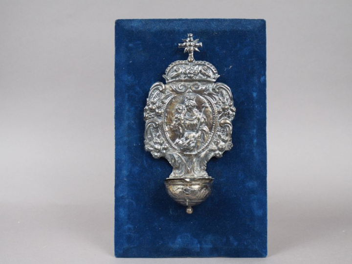 Bénitier XVIIIème en argent étranger, à décor au repoussé d'une Vierge