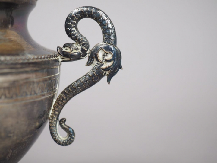 Sucrier en argent, poinçon Minerve, à décor de frise de feuilles de la