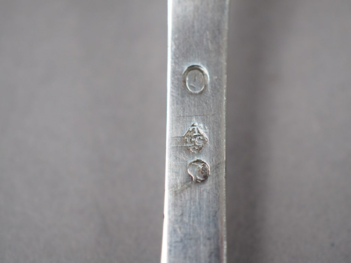 Cuillère à saupoudrer en argent, poinçon au coq, à décor de feuillage,