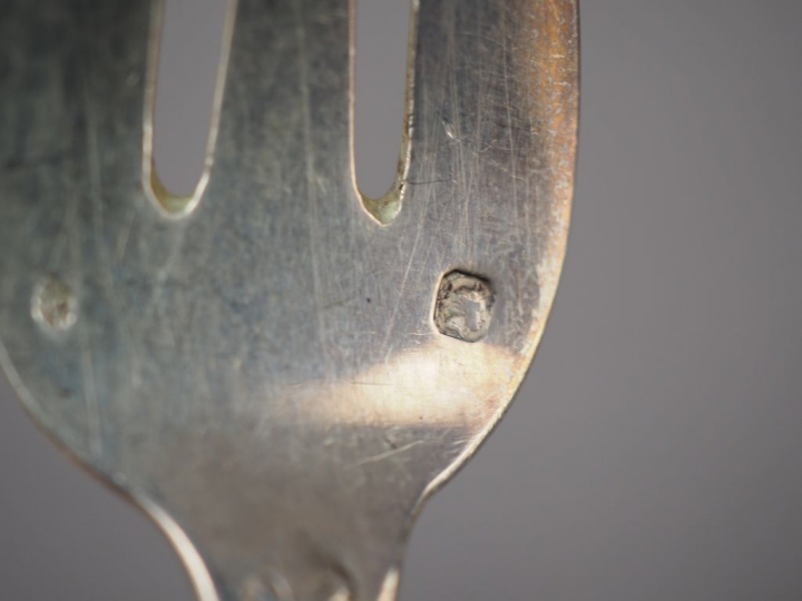 Suite de douze fourchettes à huitre de style Louis XVI en argent, poin
