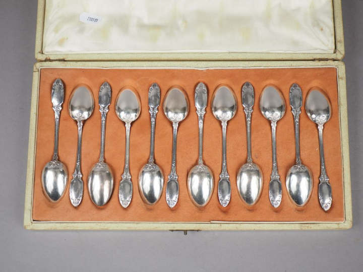 Suite de douze petites cuillères de style Louis XVI en argent, poinçon