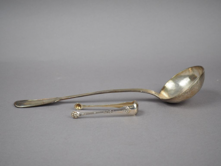 Lot comprenant une louche, modèle à filet et une pince à sucre en arge