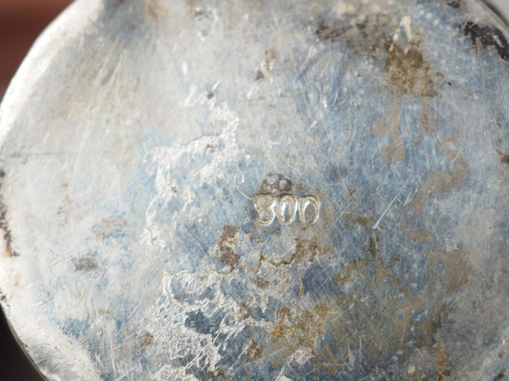 Petit vase en argent 800 millièmes, à décor au repoussé de fleurs.  H.