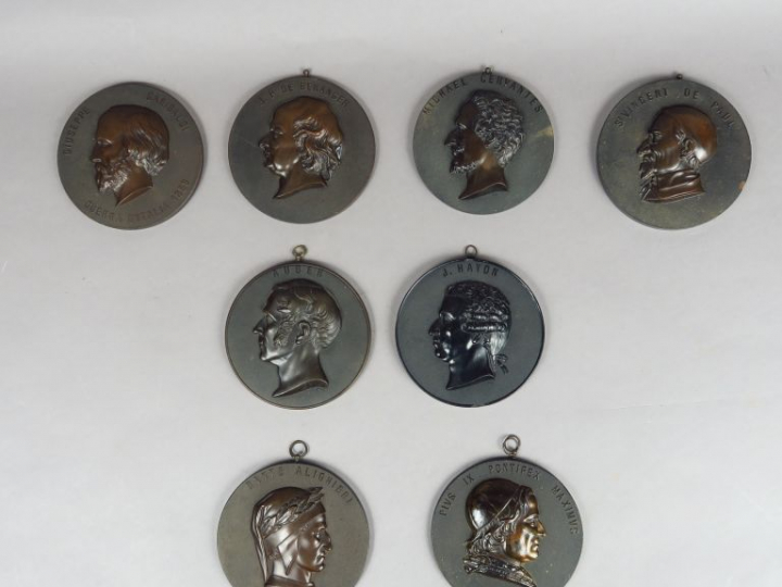 Suite de huit médaillons XIXe en bois durci sculpté représentant des h