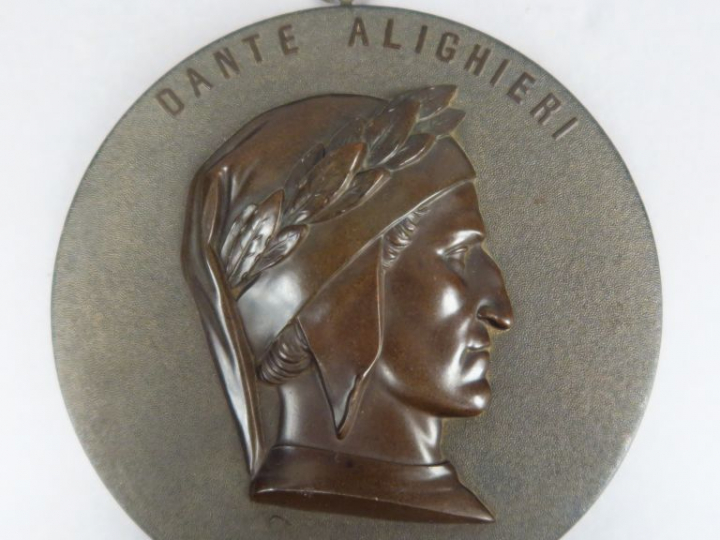 Suite de huit médaillons XIXe en bois durci sculpté représentant des h