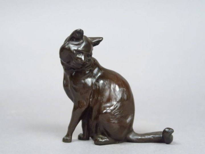 Ecole française XXe. "Chat assis". Sujet en bronze. Dim. : 10 x 10 cm.