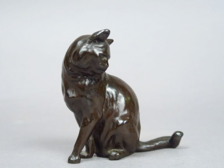 Ecole française XXe. "Chat assis". Sujet en bronze. Dim. : 10 x 10 cm.