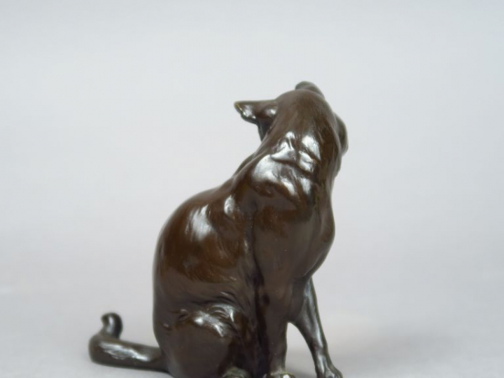 Ecole française XXe. "Chat assis". Sujet en bronze. Dim. : 10 x 10 cm.