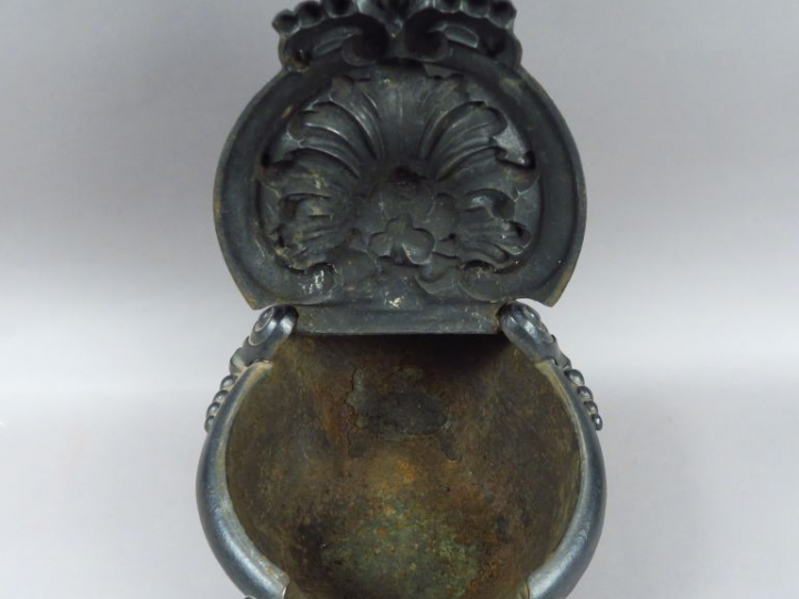 Seau à cendres Napoléon III en fonte à décor de coquille et de rinceau