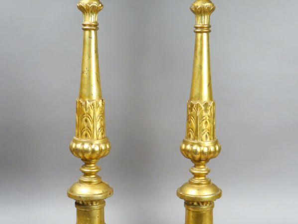 Paire de piques cierges fin XVIIIe début XIXe en bois doré. H. : 101 c