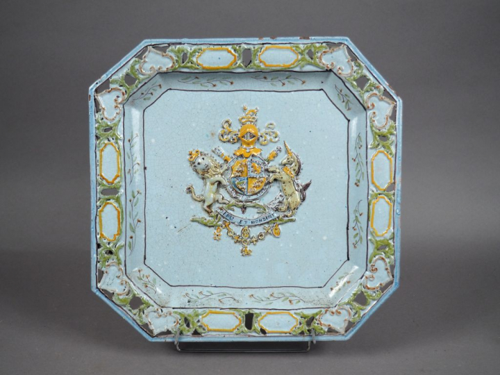 Grand plat XIXe en faïence ajourée et polychome, armorié et titré "Die