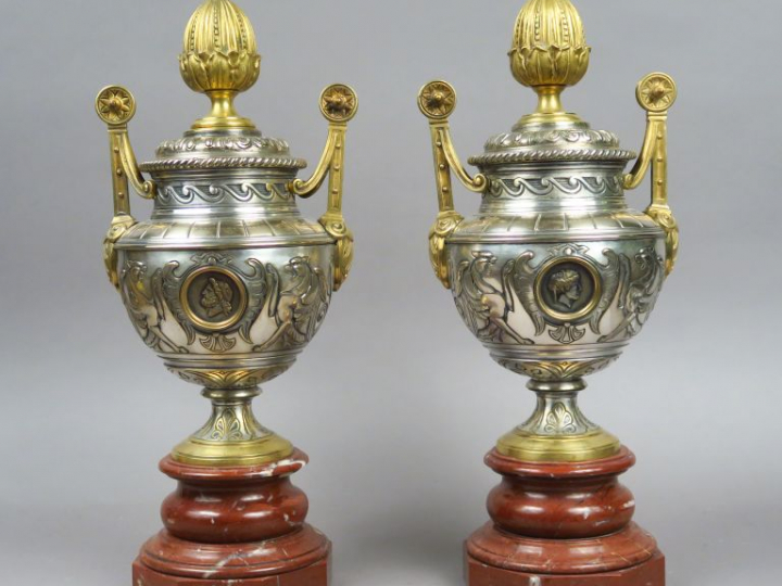 Paire d'urnes XIXe en bronze en partie argentée et marbre rouge à déco