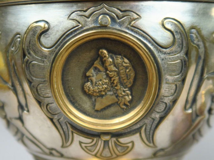 Paire d'urnes XIXe en bronze en partie argentée et marbre rouge à déco