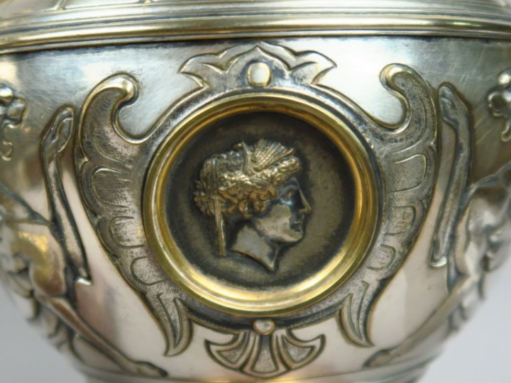 Paire d'urnes XIXe en bronze en partie argentée et marbre rouge à déco