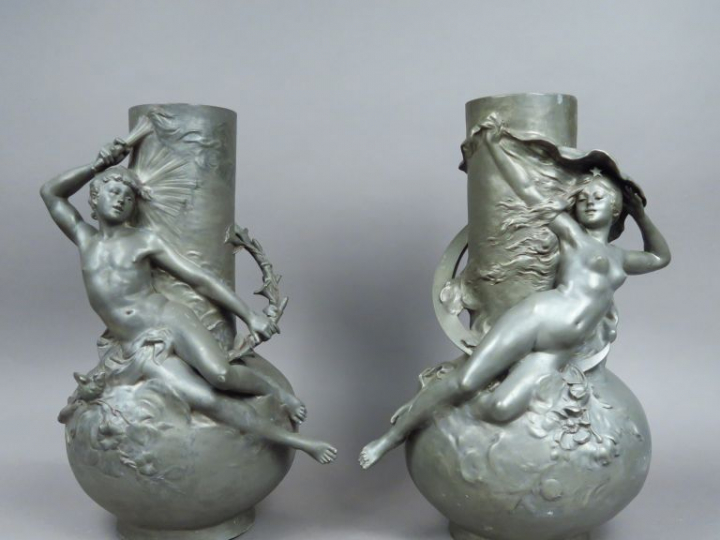 L. MOREAU. Paire de vases en étain à décor de personnages allégoriques