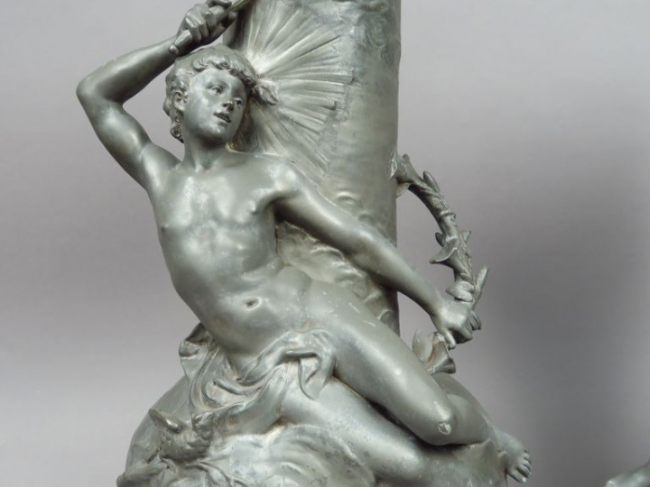 L. MOREAU. Paire de vases en étain à décor de personnages allégoriques