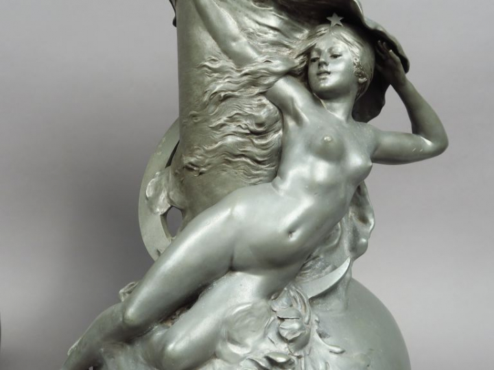 L. MOREAU. Paire de vases en étain à décor de personnages allégoriques