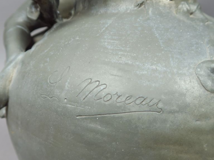 L. MOREAU. Paire de vases en étain à décor de personnages allégoriques