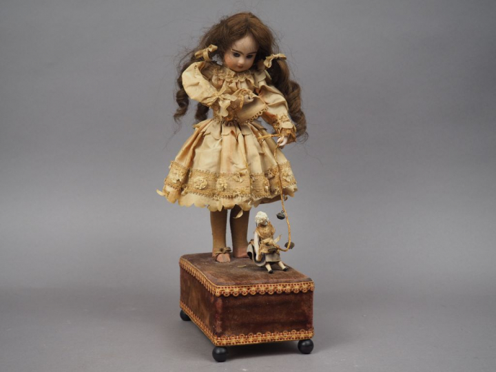 Automate RENOU. "Petite fille à la poupée cassée". Vêtements et perruq