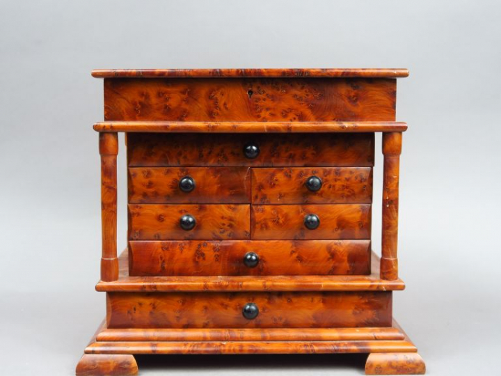 Coffret à bijoux de style Empire en placage de loupe de Thuya en forme