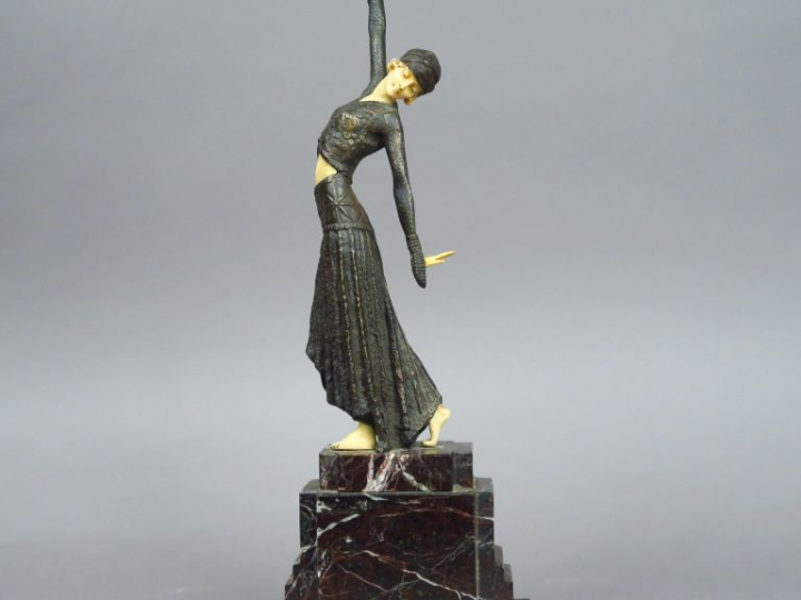 D. H. CHIPARUS. "Danseuse". Sculpture chryséléphantine sur un scole en