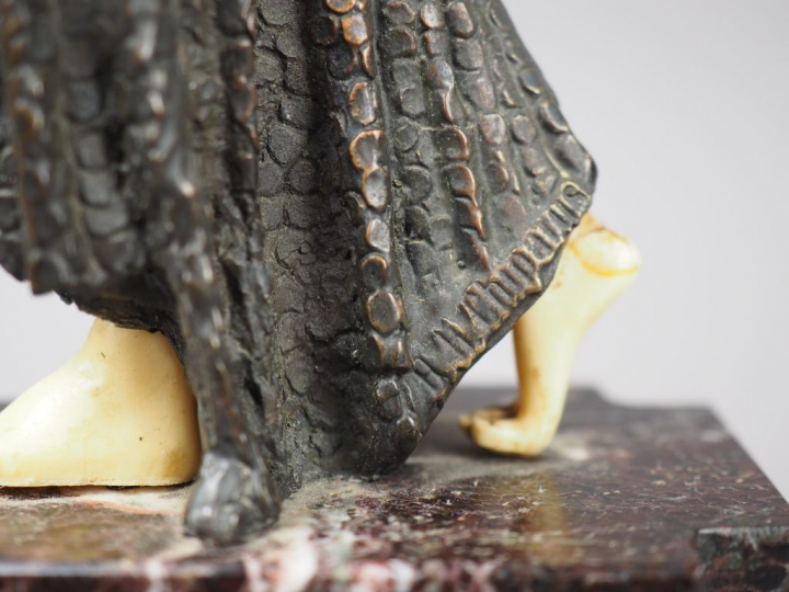 D. H. CHIPARUS. "Danseuse". Sculpture chryséléphantine sur un scole en