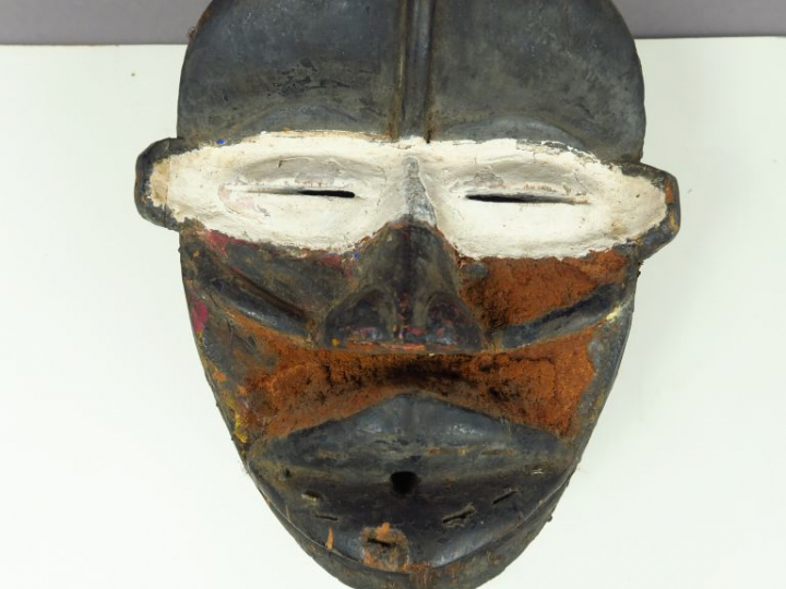 Masque Dan Wobe, Côte d’Ivoire. Bois à patine brune, pigments rouges, 