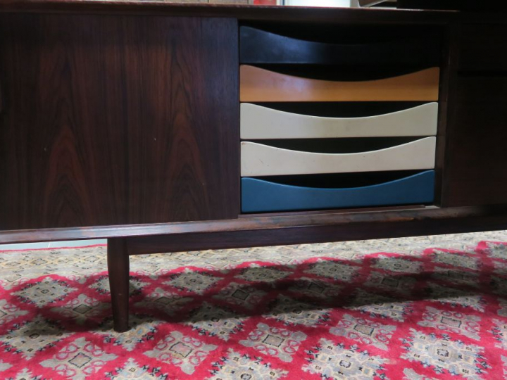 Bureau ministre 1970 en palissadre et bois laqué avec un retour. Dim. 