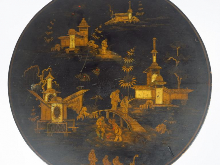 Guéridon tripode Napoléon III en bois noirci à décor de scène extrême-