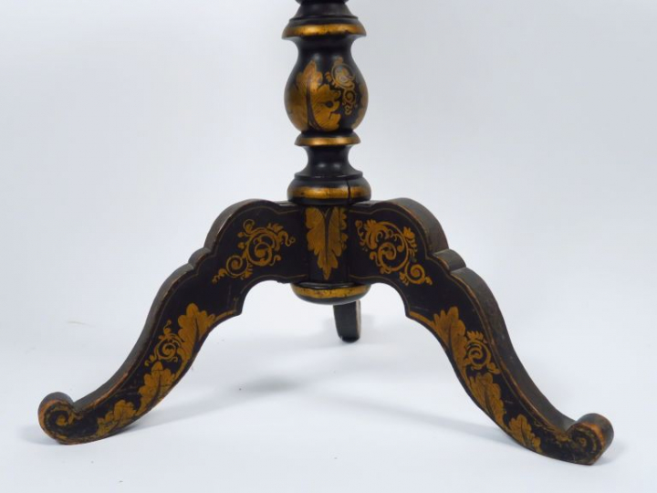 Guéridon tripode Napoléon III en bois noirci à décor de scène extrême-