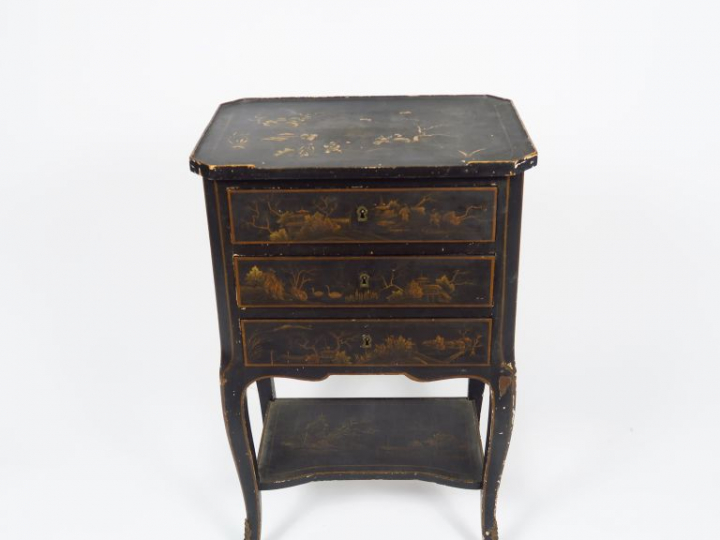 Chiffonier Napoléon III en bois noirci, à décor de scène Extrême-Orien