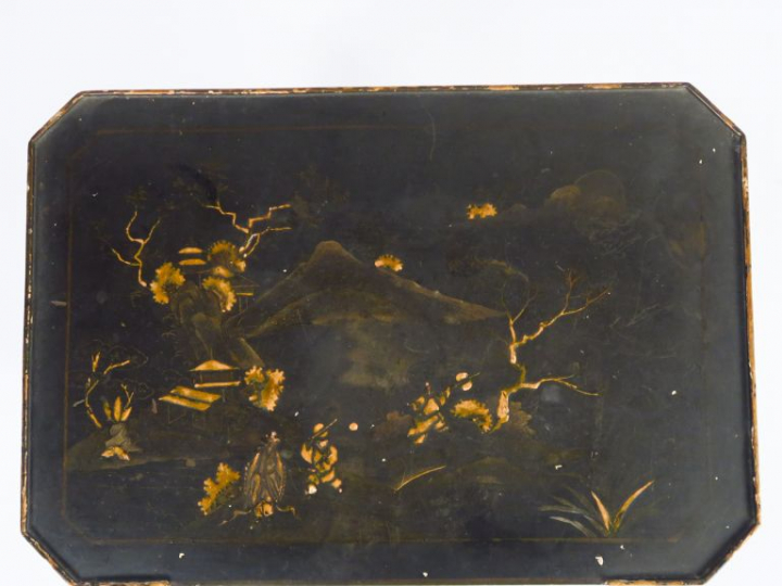 Chiffonier Napoléon III en bois noirci, à décor de scène Extrême-Orien