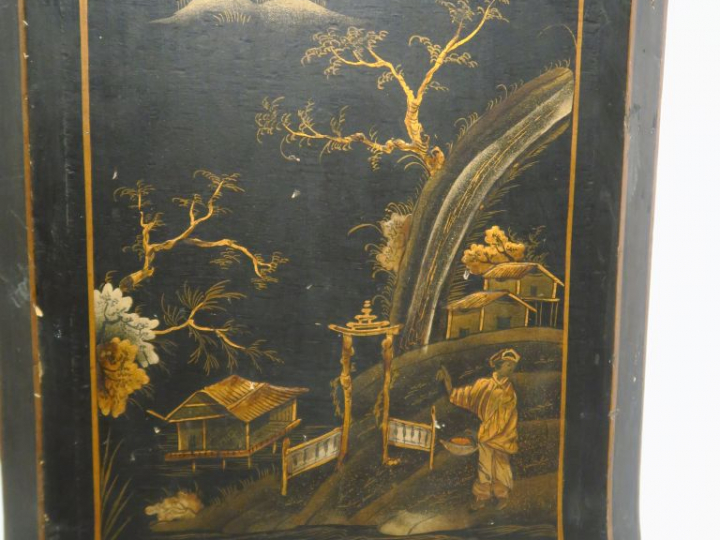 Chiffonier Napoléon III en bois noirci, à décor de scène Extrême-Orien