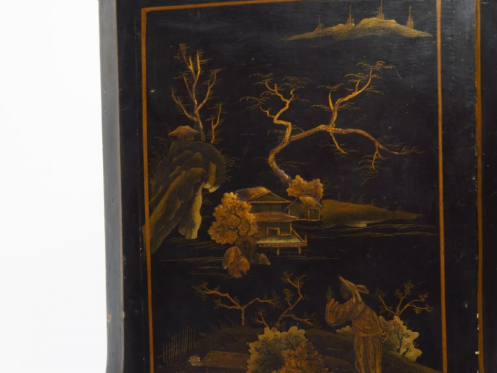 Chiffonier Napoléon III en bois noirci, à décor de scène Extrême-Orien