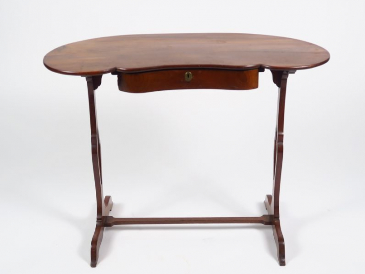 Table rognon Louis XV en acajou ouvrant à un tiroir en ceinture. Dim. 