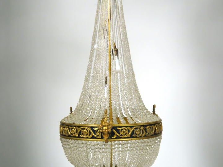 Lustre montgolfière, monture en bronze patiné et doré à décor de rince