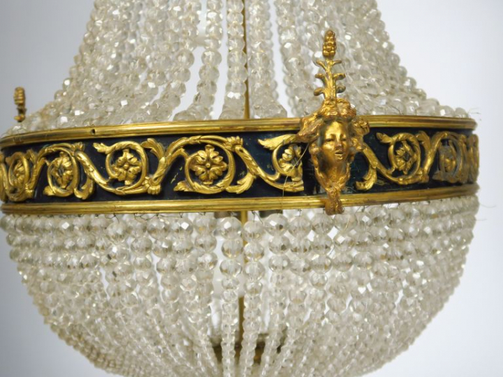 Lustre montgolfière, monture en bronze patiné et doré à décor de rince
