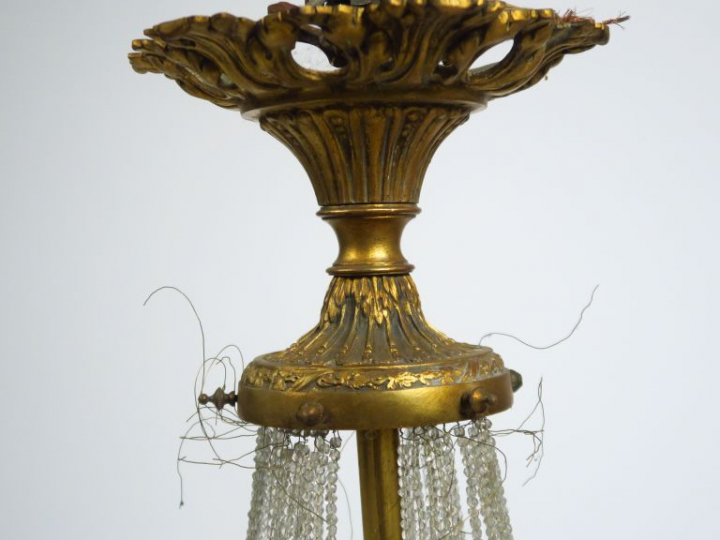 Lustre montgolfière, monture en bronze patiné et doré à décor de rince